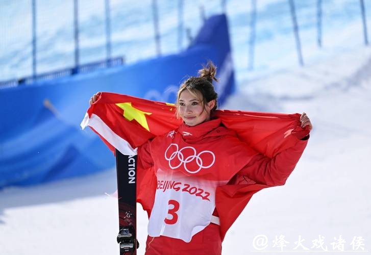 怪不得谷爱凌在坡障项目上只摘银牌,原来过去四年压力巨大伤病缠身,虽然未夺冠但创历史最佳动作,粉丝理性支持展现体育精神 怪不得谷爱凌在坡障项目上只摘银牌,原来过去四年压力巨大伤病缠身,虽然未夺冠但创历史最佳动作,粉丝理性支持展现体育精神