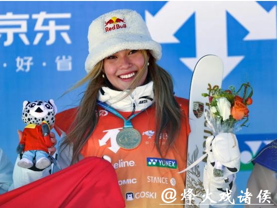 怪不得谷爱凌在坡障项目上只摘银牌,原来过去四年压力巨大伤病缠身,虽然未夺冠但创历史最佳动作,粉丝理性支持展现体育精神 怪不得谷爱凌在坡障项目上只摘银牌,原来过去四年压力巨大伤病缠身,虽然未夺冠但创历史最佳动作,粉丝理性支持展现体育精神