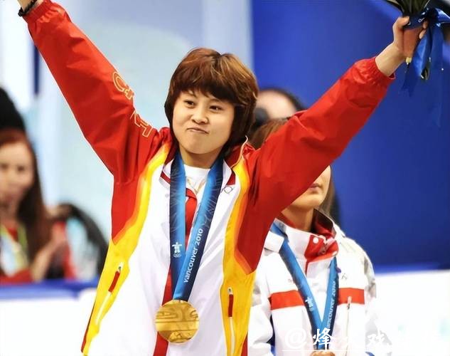 0.25秒王濛没拍桌子，她哭了，手握秒表盯着比赛，紧张超过自己上场的心情