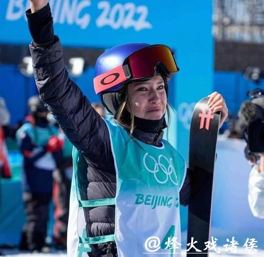 谷爱凌夺银！0.38分惜败，连续两届屈居亚军，遗憾时刻：两次失误摔倒